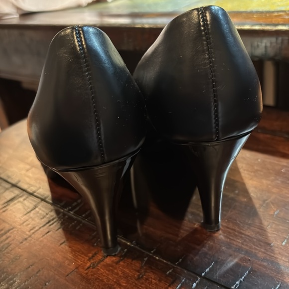 Bandolino size 7 black heels with shiny heels and shiny platform in front. - Picture 3 of 4